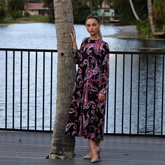 DEVORAH'S SECRET Modest Midi Dress Paisley Black & Pink / Regular& Plus sizes - Picture 2 of 6